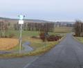 Bild: soj
Ein Teil der künftigen Ortsumfahrung verläuft auf der bestehenden, aber sanierungsbedürftigen Gemeindeverbindungsstraße von Lochau nach Pullenreuth (im Hintergrund). Nach der Grüngutsammelstelle (im Bild zwischen Straße und links dem Steinwaldradweg) führt sie dann in einem Linksbogen weiter zur Staatsstraße 2177.
