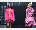 Bild: Jens Kalaene/dpa
Teile der Kollektion sind opulent - der Entwurf rechts auf dem Bild erinnert an eine Rose.