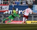 Bild: Armin Weigel
Christian Kühlwetter vom SSV Jahn verwandelt den Foulelfmeter gegen Marius Gersbeck zum 1:0.