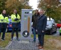 Archivbild: prbr
Der Ausbau der E-Ladesäulen ist eines der Vorbildprojekte in der Metropolregion. Hier nehmen Service-Techniker Roni Höning, Netzmeister Tobias Schwägerl, der Leiter der Stadwerke Tirschenreuth, Thomas Kraus, und Bürgermeister Franz Stahl eine E-Ladesäule am ZOB in Tirschenreuth in Betrieb.