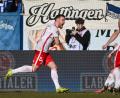 Bild: Armin Weigel/dpa
Christian Kühlwetter freut sich über sein Elfmetertor zum 1:0. der SSV Jahn siegte mit 2:0.