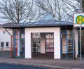 Bild: lum
Immer wieder war das Bushäuschen an der Grund- und Mittelschule Erbendorf beschmiert und beschädigt worden. Seit geraumer Zeit kann nun aber der Wind durch die teils offenen Wände pfeifen.