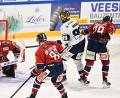 Bild: Achim Keller
Tyler Ward (weißes Trikot) trifft in dieser Situation zum 3:3. Die Blue Devils gewannen am Sonntagabend mit 4:3 gegen den EHC Freiburg.