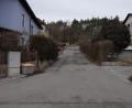 Bild: pop
Die Anwohner der Frühlingsstraße sollen im Zuge eines Notverbundes nach der Sanierung der Straße dauerhaft mit Wasser der Vils-Naab-Gruppe versorgt werden.