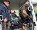 Bild: cv
Andreas Wirnshofer (links) verabschiedet sich als Bürgerbusfahrer, Dieter Ostermair (rechts) kommt neu hinzu. Am Mittwoch bringt Fahrer Rainer Bauer einen Fahrgast zur Norma.
