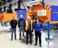 Bild: Thomas Kölbl/exb
Die Vertreter der Firma Bucher Municipal, Geschäftsführerin Victoria Rasoulkhani (rechts), Finanzleiter Andreas Albrecht und Betriebsleiter Michael Wehner (von links), mit Tafel-Chef Bernhard Saurenbach, der sich über die 1000-Euro-Spende für die Amberger Einrichtung freute.