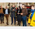 Bild: Hösamer
Austausch in einer Horsch-Produktionshalle: Theodor Leeb, Michael Horsch, Günther Felßner, Martina Englhardt-Kopf, Philipp Horsch und Cornelia Horsch besprechen aktuelle Themen.