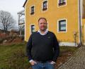 Bild: pz
Für die Freien Wähler will Hubert Schicker in den Bundestag einziehen, hier vor seinem Anwesen in Pechtnersreuth bei Waldsassen.