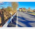 Bild: bsc
Viel zu schnell wird nach Meinung vieler Voitenthaner Dorfbewohner seit Erneuerung der Staatsstraße auf die Kuppe in der Ortsmitte (im Bild aus Richtung Friedenfels) zugefahren. Blitzer sah man deshalb in der Ortsteilversammlung als geeignetes Mittel, um künftig für eine angepasste Geschwindigkeit zu sorgen.
