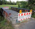 Archivbild: kro
Die Fuß- und Radwegbrücke über die Waldnaab bei Sägmühle ist seit 2023 gesperrt. Der Tirschenreuther Stadtrat hat nun den Abriss und Rückbau beschlossen.