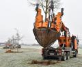 Bild: Petra Hartl
Die Rundspatenmaschine im Einsatz. Zuerst wird die Pflanzgrube ausgehoben, dann der Baum eingesetzt.