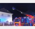 Bild: FFW Schnaittenbach
Die Drehleiter der Feuerwehr Hirschau rückte zum Kaminbrand in Schnaittenbach aus