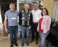 Bild: fg
Bürgermeister Hermann Falk (Zweiter von rechts) gratuliert Martin Lederer (Zweiter von links) zum 90.Geburtstag. Mit dabei sein Neffe Peter Hofmann mit Frau Isabella, bei denen der Jubilar wohnt.