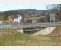 Bild: mad
Die Murachbrücke – das Bild zeigt sie von Westen Richtung Uckersdorf – muss erneuert werden. Die Maßnahme ist mit Umfahrungen und Umleitungen verbunden.