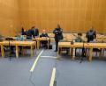 Bild: Wolfgang Würth
Die beiden Angeklagten warten im Schwurgerichtssaal auf den Beginn des Prozesses, während sich Verteidiger und Nebenklagevertreter im Hintergrund besprechen.