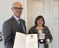 Bild: Regierung der Oberpfalz/Schmied/exb
Regierungspräsident Walter Jonas überreicht Marianne Schieder die Kommunale
Verdienstmedaille in Silber.
