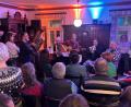 Bild: ge
Tre Hudebnice machen Weltmusik inmitten ihrer Zuhörer im früheren Ringer-Wirtshaus in der Sulzbacher Neustadt.