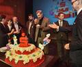 Bild: Stephan Huber
Kalorienbombe für den bayerischen Ministerpräsidenten: Markus Söder (Mitte) probierte am Mittwoch bei der 200-Jahr-Feier der Sparkasse Amberg-Sulzbach ein Stück von der Jubiläumstorte.