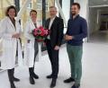 Bild:  Friedrich Peterhans, Kliniken Nordoberpfalz
Lena Meier (Zweite von links) ist neue Chefin der Klinikumsapotheke in Weiden. Für ihre Aufgaben wünschen ihr Ärztliche Direktorin Prof. Dorothee Bremerich sowie KNO-Vorstand Michael Hoffmann und Klinikdirektor Timo Sonntag (rechts) viel Erfolg.