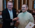 Bild: Stephan Huber
Für seinen ehrenamtlichen Einsatz als Naturschutzwächter im Landschaftsschutzgebiet Fuchsstein hat Werner Scharf (rechts) das Ehrenzeichen in Bronze des Freistaats Bayern erhalten. Oberbürgermeister Michael Cerny (links) gratuliert.