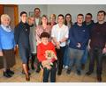 Bild: jr
Ihren 85. Geburtstag feierte am Sonntag Elfriede Forschepiepe (sitzend, mit Hund „Grissly“) im Siedlerheim in Mitterteich. Mit im Bild die vier Kinder und einige Enkel der Jubilarin sowie Bürgermeister Stephan Schübel (Vierter von links) und KAB-Vorsitzende Margarethe Schulda (links).