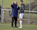 Bild: Hubert Ziegler
Trainer Markus Kipry (blaue Jacke) und der Gebenbacher Spieler Dominik Haller zuletzt vorm Test gegen den SV Schwandorf-Ettmannsdorf. Am Samstag hat die DJK gegen den SV Mitterteich ein Vorbereitungsspiel.