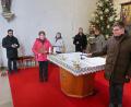 Bild: bsc
Die rasche Besetzung der vakanten Mesnerstelle in der katholischen Pfarrkirche in Friedenfels freut Pfarrer Joseph (ganz links) und den bisherigen Mesner Tobias Megies (Zweiter von rechts). Mit Edith Trießl, Monika Selch, Roland Zeitler und Kai Weidner (von links) sowie Andreas Kraus und Korbinian Weidner (beide nicht im Bild) besetzen gleich sechs engagierte Mitglieder der Pfarrgemeinde das Ehrenamt.