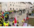 Bild: Wolfgang Steinbacher
Vor dem Rathaus versammelten sich am Mittwoch etwa 100 Beschäftigte der Stadt Sulzbach-Rosenberg und der Post zum Warnstreik. Verdi-Gewerkschaftssekretärin Kathrin Birner (rechts) informierte über die Verdi-Forderungen und gleichzeitige Warnstreiks in Marktredwitz, Arzberg, Wunsiedel und Selb.