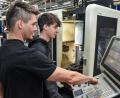 Bild: Stephan Huber
Zerspanungsmechaniker David Herold (rechts) von der Firma Baumann GmbH in Amberg gehört zu Bayerns besten Azubis. Darüber freut sich auch Ausbilder Daniel Kiesl (links).