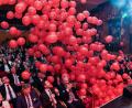 Bild: Stephan Huber
Am Ende des offiziellen Festakts regnete es im großen Saal des ACC rote Luftballons auf die Gäste der Geburtstagsparty der Sparkasse herab.