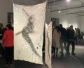 Bild: Susanne Schwab
"How to get out?" fragt Kim Nespor bei dieser Installation aus Latex und Wollschnur, die die Fragilität des Gezeigten widerspiegelt. Denn, so die Künstlerin: "Ein Bild ist nur so stark wie ihr Träger".