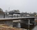 Bild: bnr
Derzeit fließt der Verkehr ungehindert über die neue Naabbrücke. Für noch anstehende Asphaltierungsabeiten muss die Brücke vor Ostern für eine Woche gesperrt werden.