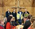 Bild: Brigitte Lang
Beim Gottesdienst unterstützen (stehend, von links) Dekan Tobias Schäfer aus Hersbruck, Pfarrerin Judith Felsner und Diakon Tim Saborowski den scheidenden Pfarrer Andreas Utzat.