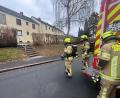Bild: ge
Atemschutzträger der Feuerwehr machen sich für die Inspektion der Wohnung bereit, finden dort aber niemand vor.