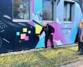 Archivbild: Gabi Schönberger
Von der Ostseite des Jugendzentrums wäre eine Rampe bis zur Rückseite hin am Skatepark möglich. Ein neuer Zugang würde direkt ins Juz-Café führen. Florian Graf zeigt bei einem Pressetermin im Januar, wo die Rampe in etwa starten würde. Auch dem Bauausschuss gefällt diese Variante.