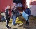 Bild: ak
Peter, Markus und Organisator Kurt Scharf (von links) kümmern sich um die Annahme der Altkleidung und verladen diese gleich in den Brückencontainer vor der Missionshalle.