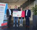 Bild: Markgraf Unternehmenskommunikation/exb
Marco Pscherer und Daniela Pscherer von Sonnenblicke Nordoberpfalz (Mitte) erhielten von den Markgraf-Geschäftsführern Thomas Löw (links) und Liborius Gräßmann (rechts) eine Spende über 3000 Euro.