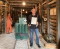 Bild: mzi
Matthias Regn im Auerbacher Schaustollen mit seinem Zeugnis und einer Grubenlampe in der rechten sowie einem Selbstretter in der linken Hand. Die beiden Geräte mussten immer am Mann getragen werden.