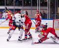 Bild: Werner Moller
Unglaublich, aber wahr: Dieser Versuch von Lukas Vantuch (weißes Trikot) landete nicht im Selber Tor. Wölfe-Goalie Kevin Carr parierte unter Aufbietung all seiner akrobatischen Fähigkeiten.