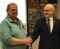 Bild: mma
Bürgermeister Bernhard Lindner (rechts) gratuliert Jürgen Werner zu seinem neuen Amt als Gemeinderat.