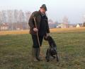 Bild: kro
Alfred Stier geht gerne auf die Jagd. Hier mit seinem knapp zweijährigen Drahthaar-Jagdhund "Hexe", den er erst seit ein paar Wochen hat.