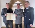 Bild: Christine Hollederer
Landrat Richard Reisinger (links) händigt Werner Gebhard (Mitte) die weißgoldene Verdienstspange des Landesverbands Bayern im Volksbund Deutsche Kriegsgräberfürsorge aus. Begleitet wird der Geehrte von seinem Bruder Bertram Gebhard (rechts).