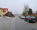 Bild: bsc
Eng geht es oft wegen parkender Autos im Weißensteiner Weg im Friedenfelser Ortsteil Frauenreuth zu. Im Bild die Straße bei der Abzweigung Voglherdweg (links).