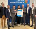 Bild: Christine Hollederer
Den Förderbescheid überreicht (von links): Alexander Bock (Regierung der Oberpfalz), Landtagsabgeordneter Bernhard Heinisch, Staatssekretär Tobias Gotthardt, Regionalmanagerin Katharina Schenk, Landrat Richard Reisinger, Landtagsabgeordneter Harald Schwartz und Niklas Scheder (Wirtschaftsministerium).
