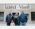 Bild: Wolfgang Steinbacher
Die Wirte Jörg Kroha (mit Tochter Sofie), Stefanie Lenz und Albert Wartha haben das Wild-Vaitl gekauft, damit das Wirtshaus so bleiben kann, wie es ist.