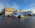 Bild: rti
Am Tirschenreuther Krankenhaus werden der Westflügel (links) und der Ostflügel (rechts im Hintergrund) saniert, um den Einzug der geriatrischen Reha zu ermöglichen. Das MVZ (im Vordergrund) ist von der Baumaßnahme nicht berührt.