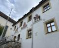 Bild: Andreas Royer [
Der Markt Lauterhofen im Landkreis Neumarkt befand sich um 1100 im Besitz der Grafen von Sulzbach. Davon zeugt eine Abbildung von Berengar I. (rechts) an der Fassade des Rathauses in Lauterhofen. Daneben sind Kaiser Karl der Große und Seyfried Schweppermann abgebildet.