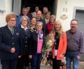 Bild: Diana Bäumler/exb
Dem Geburtstagskind Barbara Barbara Bäumler (vorne Mitte) gratulieren Anna Höfler und Hilde Maderer vom VdK, Karin Schindler und Herbert Suttner vom VdK-Kreisverband, Pastoralreferentin Susanne Albang, Pfarrer Stefan Wagner und Vertreter vom Seniorenkreis der Pfarrei St. Josef.