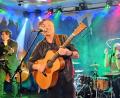 Bild: uz
Richie Necker (Mitte) und seine Freunde Erich Parzefall (Percussion) und Jochen Beckert (Bass, Kontrabass).