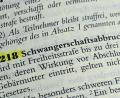 Bild: Bernd Weißbrod/dpa
Der Paragraf 218 im Strafgesetzbuch regelt bislang die Strafbarkeit von Schwangerschaftsabbrüchen.